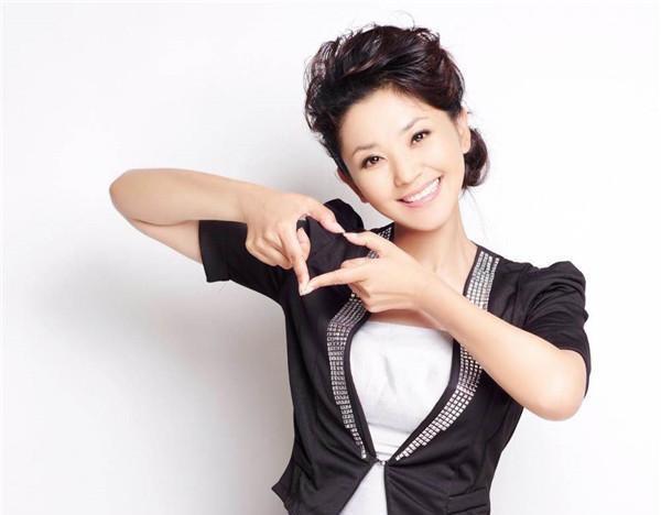 主持人方琼被困石家庄,穿万元外套搭睡裤当志愿者,网友:接地气_腾讯