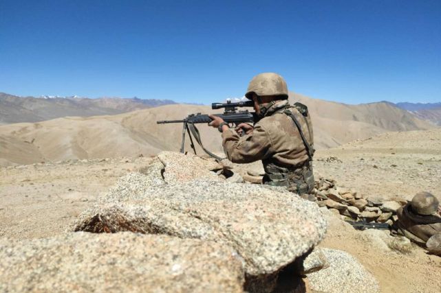 随着冬季的到来,西南前线开始积雪,严冬考验着边防军战士们的毅力.