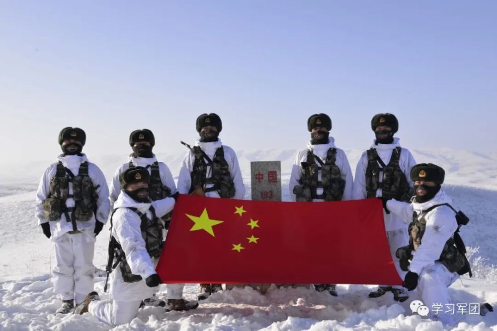 雪山巍巍,峡谷绵绵 西藏军区某边防团官兵 在边防线上站成了一道山岭