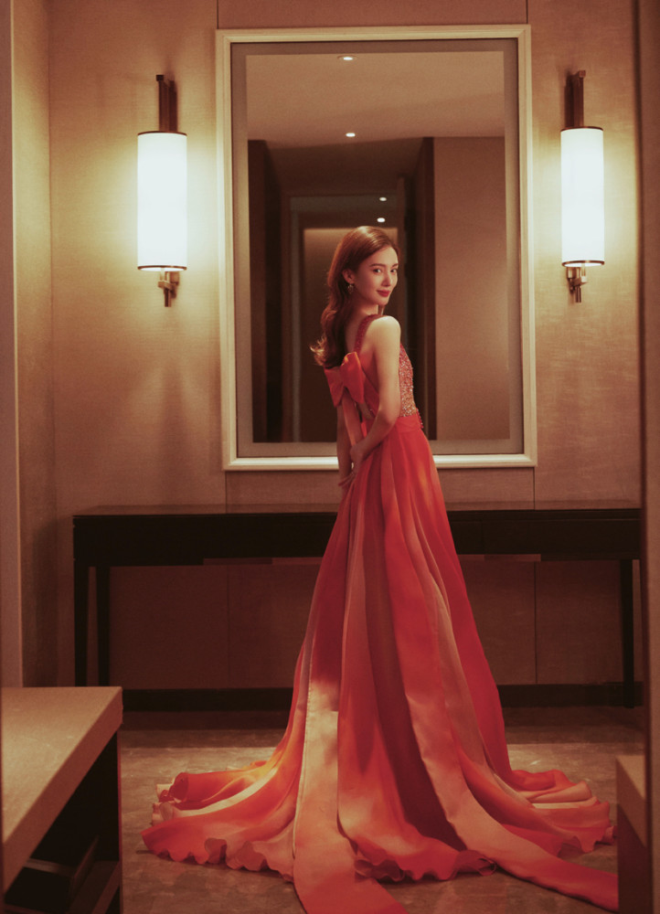 美女明星金晨锦鲤长裙时尚魅力写真