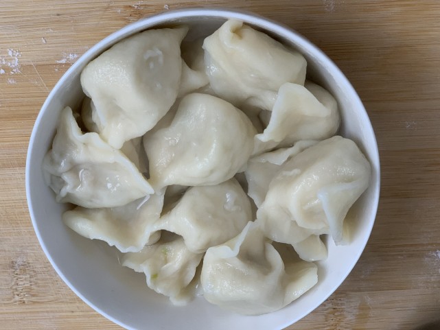 煮饺子时水开直接下锅煮就错了多加这一步饺子不破皮不粘锅