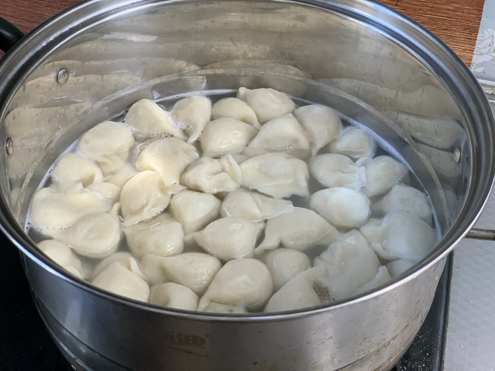 煮饺子时水开直接下锅煮就错了多加这一步饺子不破皮不粘锅