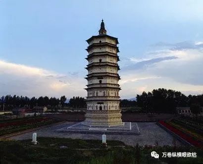 刘秉忠登上万部华严经塔,丰州城内外的风光景色尽收眼底.