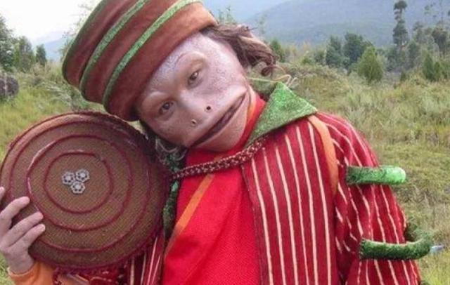 有种整容叫蛤蟆精卸妆,当初嫌他丑,看到近照却不敢认