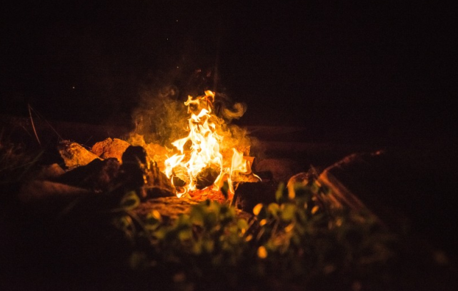 童年寒冷的冬天,我们不单在野外烤火,还在家里弄个火盆烤火