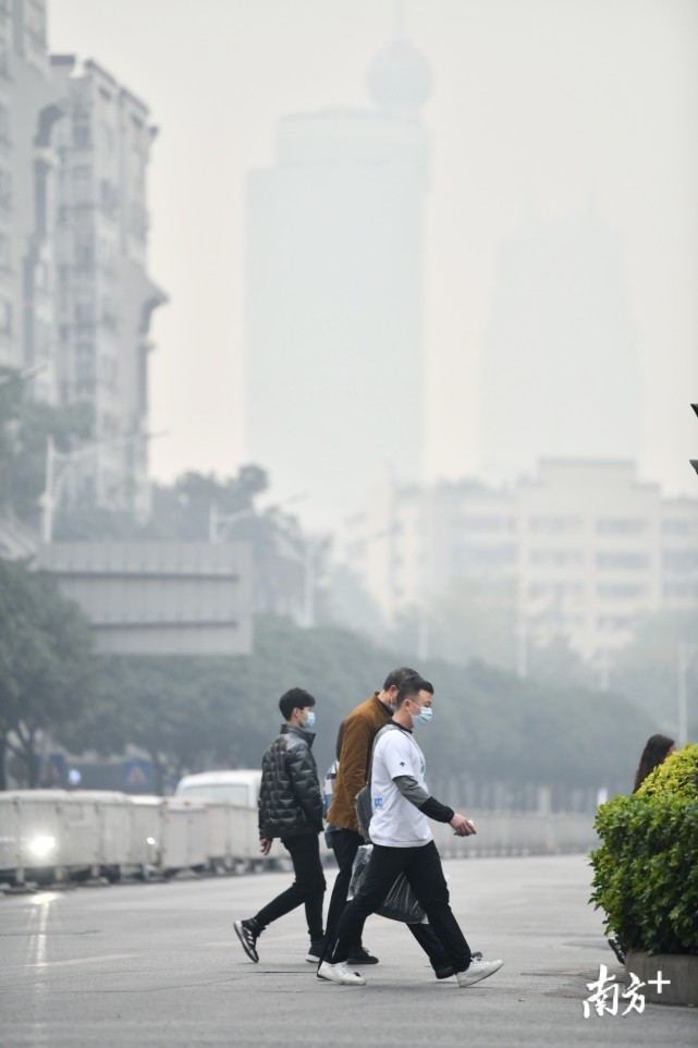 受灰霾影响,广州东塔,西塔显得若隐若现,能见度非常低.