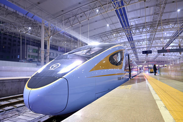 从外形上看,cr300bf型复兴号动车组外观延续了cr400bf-a型"金凤凰"