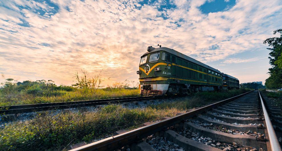 为什么火车上的屎尿要排到铁轨上?日积月累不会很脏吗?