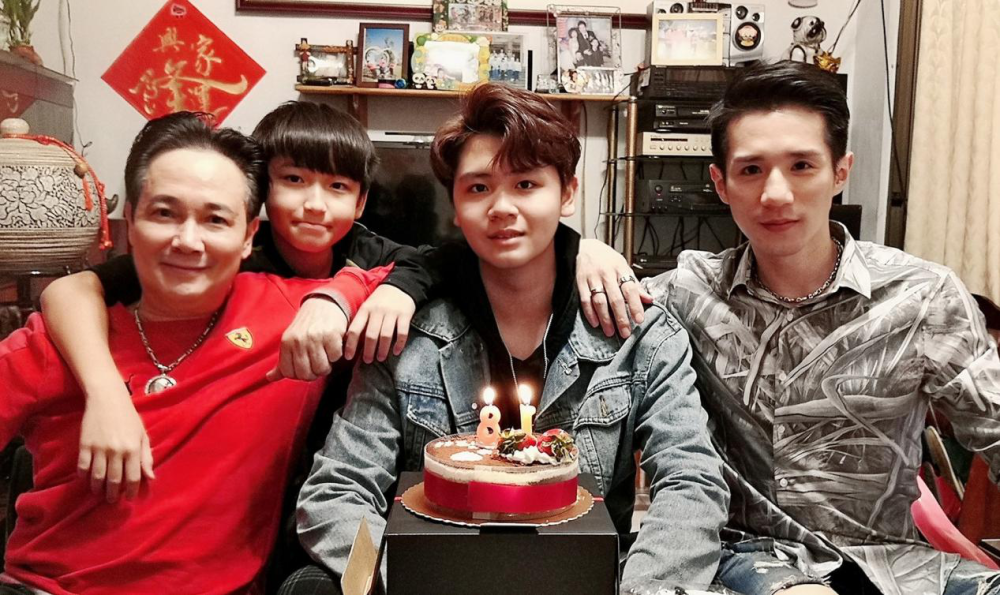 69岁孟飞罕晒全家福与小20岁娇妻似同龄人为保年轻自曝爱拉皮