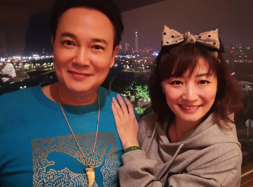 69岁孟飞罕晒全家福与小20岁娇妻似同龄人为保年轻自曝爱拉皮