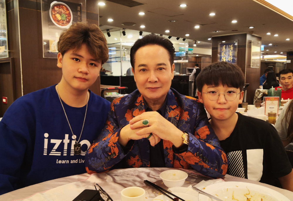 69岁孟飞罕晒全家福与小20岁娇妻似同龄人为保年轻自曝爱拉皮