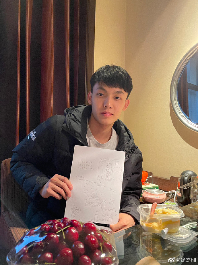 徐杰发文致谢新疆全队为周琦庆生山东男篮发海报杜锋晒合影