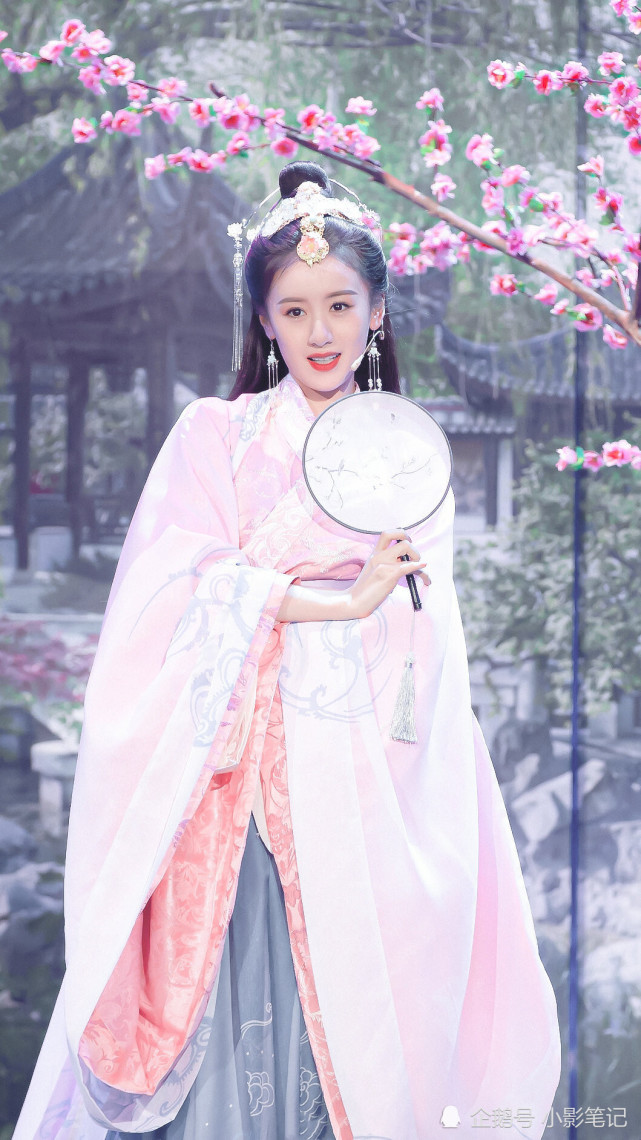 袁冰妍生日再现古装,战神将军化身貂蝉,圆扇遮脸引闭月