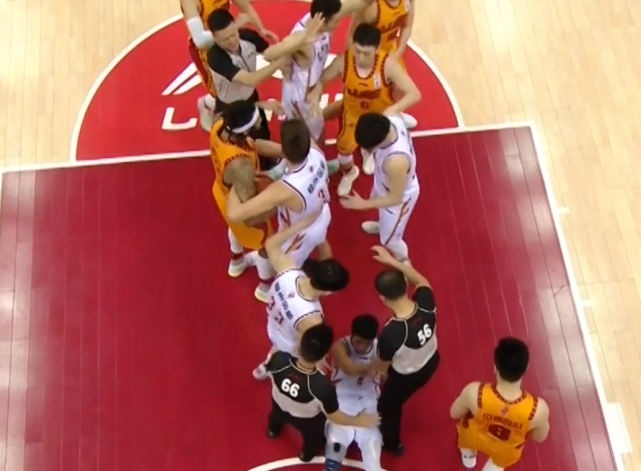 cba冲突多人混乱扭在一起大热门豪取4连胜内线狂魔2222