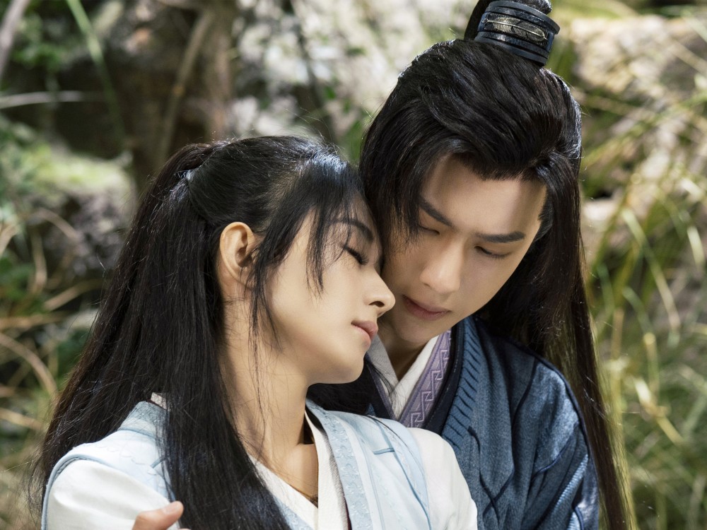 一个编头发,一个画大双眼皮?赵丽颖王一博,大可不必如此营销