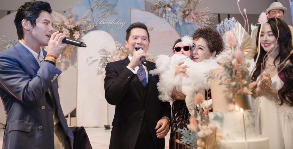 郭爸比晒照为郭碧婷庆生一家人吃披萨烤鸡度过其乐融融