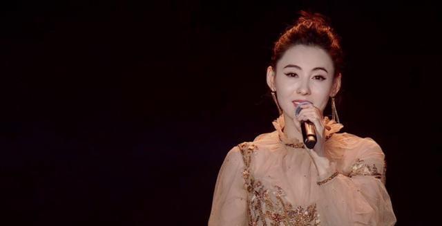 与张柏芝同台献唱的女歌手名字叫做徐若汐,和张柏芝相比,她的五官更显