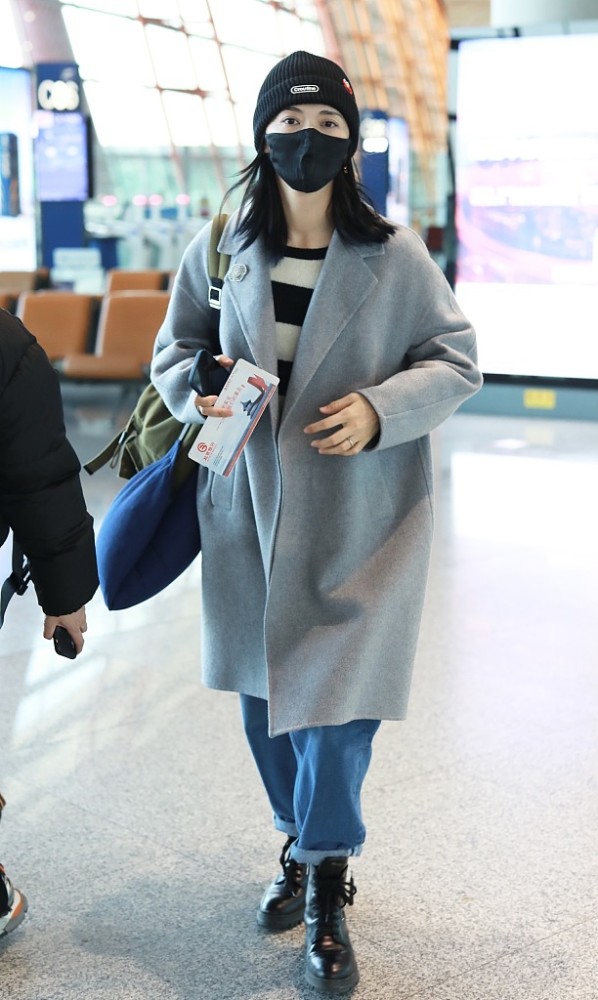 姚晨灰色大衣加黑白拼色内搭简洁大方 边赶路边语音