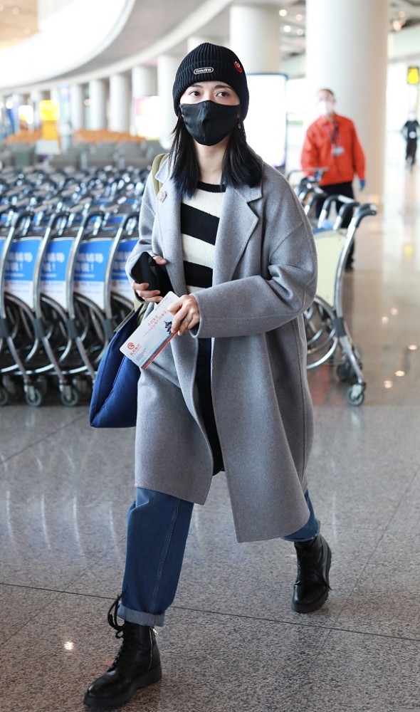 姚晨灰色大衣加黑白拼色内搭简洁大方 边赶路边语音