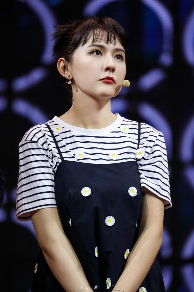 土气"李水花"终逆袭,热依扎录节目叠穿条纹衫,美成时髦辣妈