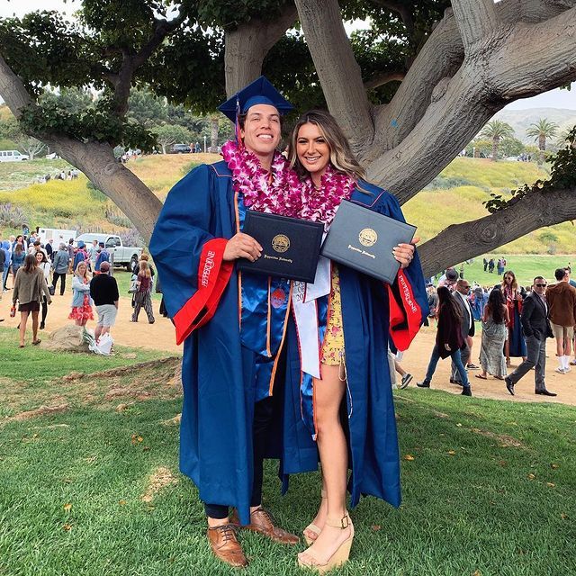 约瑟夫在大学时代有一位名叫尼基·多达(nicky dodaj)的女友,两人一同