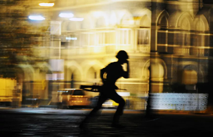 最疯狂的恐怖袭击 恐怖分子在全城乱窜 见人就杀 如同人间炼狱 腾讯新闻