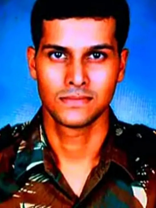 "国家安全卫队"反恐中队少校中队长桑迪率领突击队,在酒店工作人员的