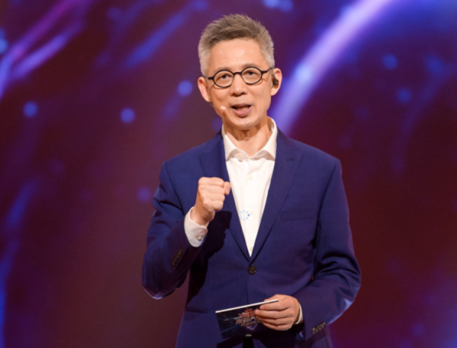 蒋昌建进行简单地采访,哪位选手是英才班,看到王天洋和谢子辰举手后