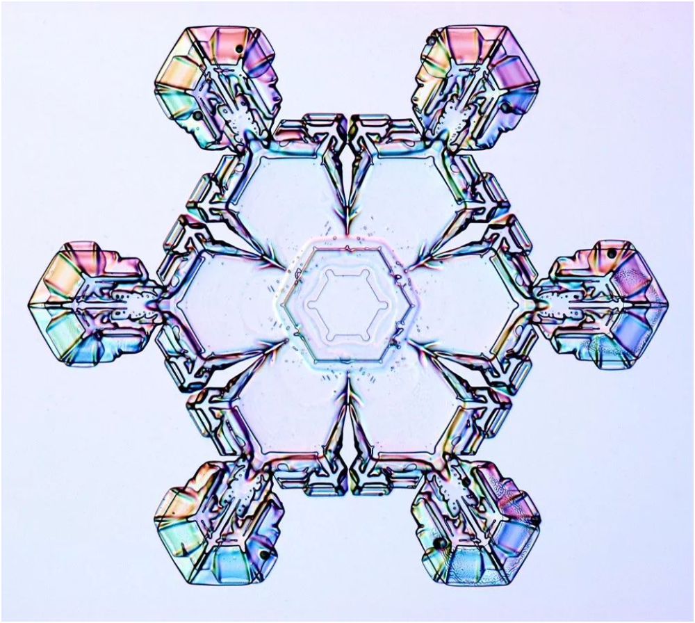 给雪花打上彩光会有更加迷人的视觉效果:雪花晶体的结构也远远不止"六