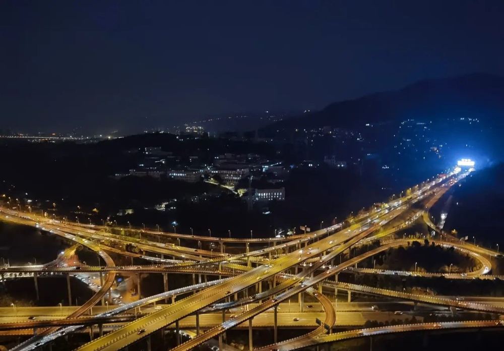 黃桷灣立交橋,也叫盤龍立交橋,它連接朝天門大橋,慈母山隧道,內環高速