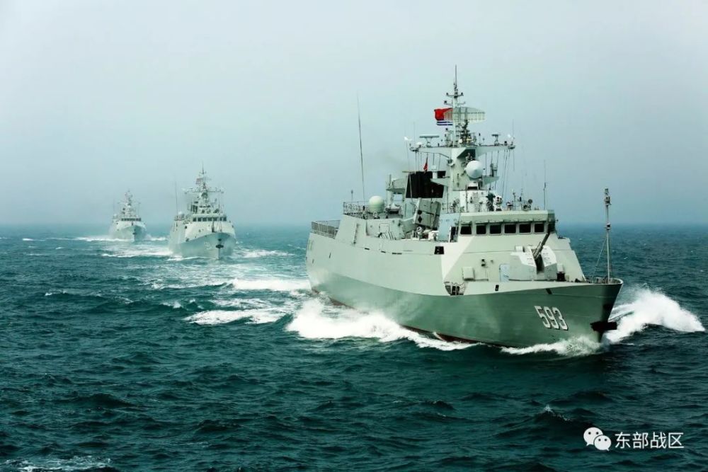 近日,东部战区海军某护卫舰支队多艘舰艇组成编队,奔赴东海某海域