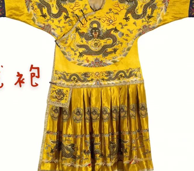 德云社弟子烧饼,给师父郭德纲买件蟒袍,咱们看一下龙袍和蟒袍的区别