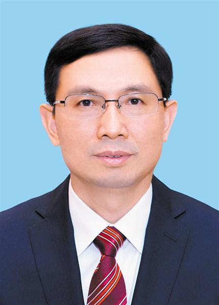 常委,市人民政府副市长双德会作关于提请申勇强等同志职务任免的报告