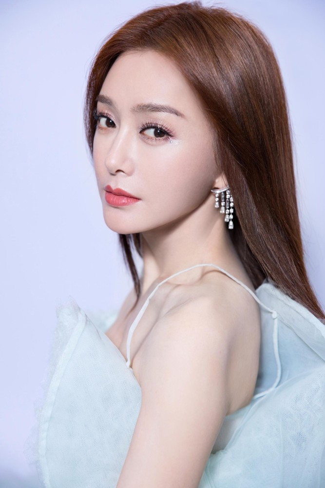 秦岚穿羽毛亮片纱裙仙气十足眼角滴落雪花泪超美