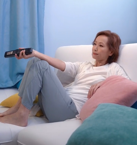 57岁许仙近况落魄?家装朴素蜷腿坐小沙发,赵雅芝住豪宅摆满花