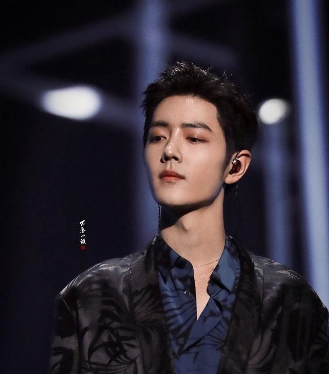 尖叫之夜又见肖战红色耳返开场前的笑容让人恍惚宛如重回过去