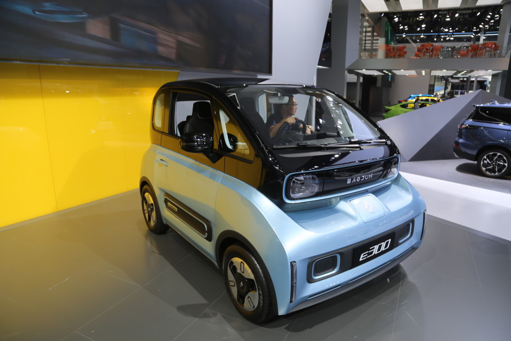 新宝骏e300,定位城市短途代步工具,不仅拥有微型新能源车自身的优势