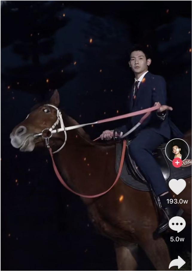 殷世航拍骑马大片没马高,女友挽尊称是成年马,但成年马仅150_腾讯新闻