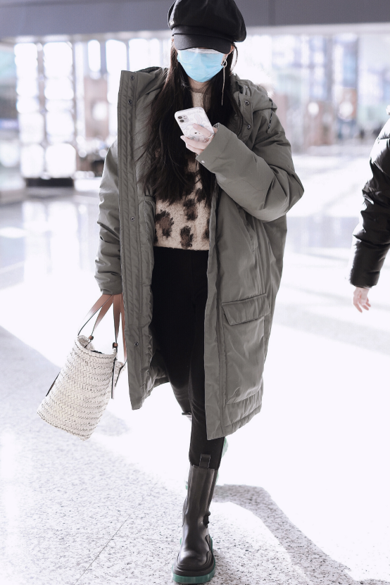 倪妮怎么把羽绒服穿得这么清新大气蓝色羽绒服配针织裤真会穿