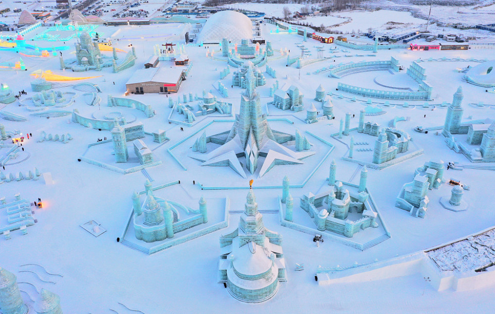 哈尔滨:航拍冰雪大世界 白天发出蔚蓝色光芒_腾讯新闻