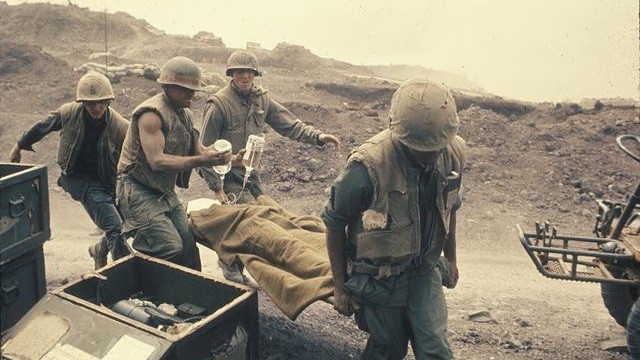 特工队搞了个"神秘炮群"对付我军,我军组织"闪电"小队,潜入敌后消灭了