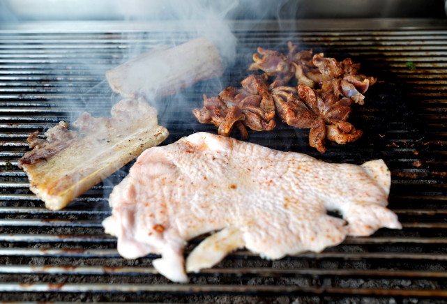 石屏乡村吃顿简单烧烤,却香到了记忆深处,这样的烤法哪里还有?