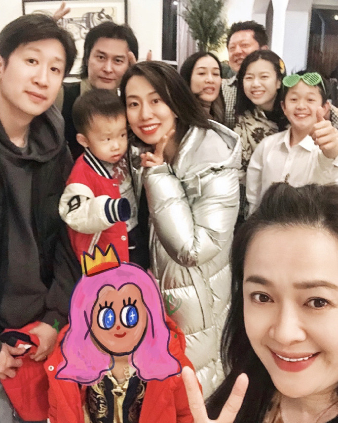 "孔慈"吴辰君一家四口同框,42岁美貌依旧,二胎儿子像富豪老公_腾讯
