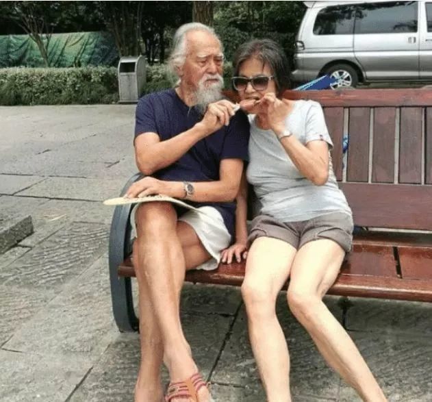 82岁王德顺和妻子近照曝光75岁妻子美得不像话金婚就是这样的