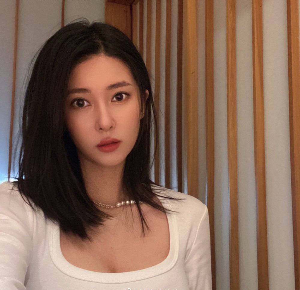 钟鹿纯晒照露事业线鞋柜摆满好鞋很抢眼分手后称不认识刘晓宇