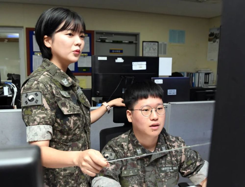 韓國海軍第一位女艦長,有望成為兩棲攻擊艦艦長,丈夫同為軍官