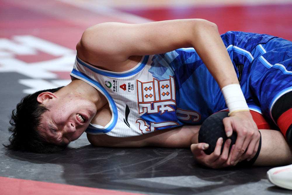 1月17日,新疆伊力特队球员周琦受伤倒地.