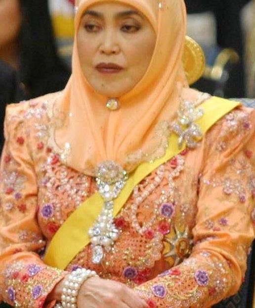 文莱两位王妃被休,王后穿华服戴头巾好风光,却长了一对死鱼眼