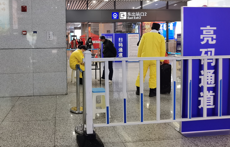 对抵达合肥机场的旅客,暂时还需要在出站口查验安康码和行程码