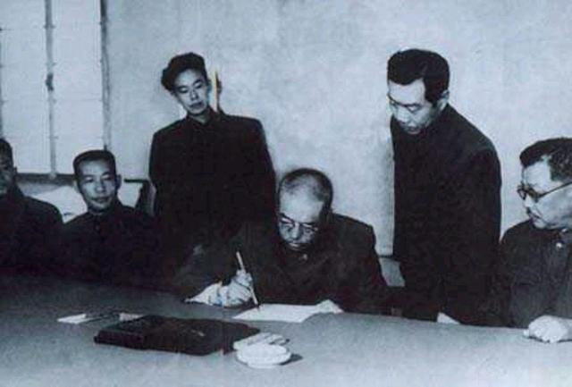 彭老总在板门店签字这个协定的签订,宣告了中朝人民侵略斗争的伟大